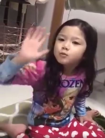 (Video) “Awak Kena Ambil Wuduk, Solat 5 Times A Day..”, Kepetahan Adik Comel Beri Nasihat Mengenai Solat Buat Netizen Respect!