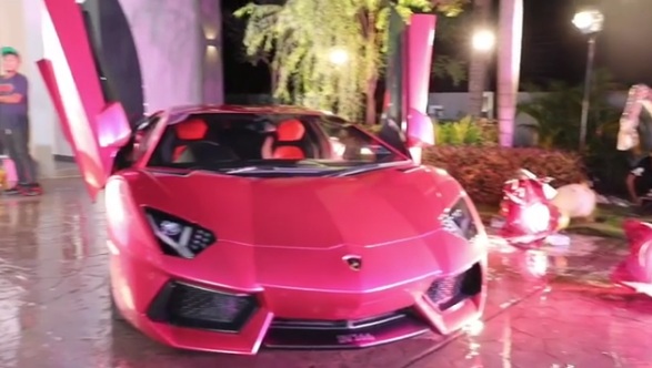 Merecik Habis !!!Inilah Dia Lamborghini Pink Ds Vida Yang Baru Sahaja Di Hantar Sampai Ke Rumah