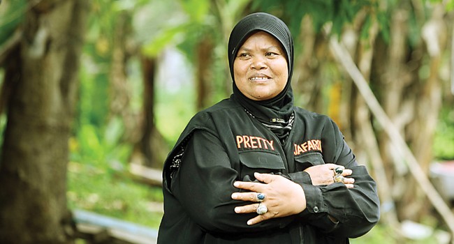 Mak Cik Ini Dikenali Sebagai Pemakan Ayam Mentah Hidup-hidup,Sehari Boleh Makan 5 hingga 7 Ekor,Ini Pekerjaan Beliau