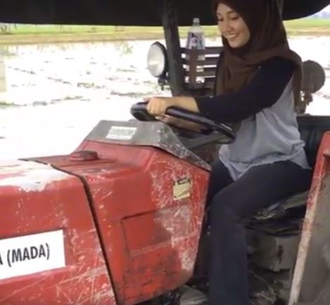 [Video] “Saya Bukan Acah-Acah Lawa…”, Gadis Traktor Tak Sangka Netizen Kecam Kerana Kasut Bersih?