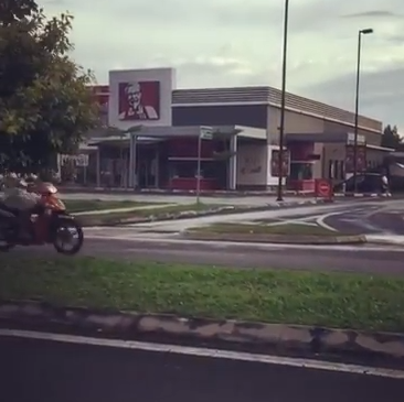 Lelaki Ini Mendapat Pujian dan Perhatian Ramai Gadis Kerana Punya Cara Yang Unik Order Menu di KFC