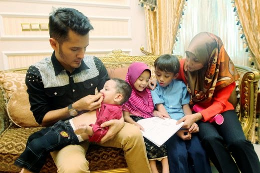 Tahniah! Aliff Syukri dan Isteri Timang Baby Baru “BabyTerlajakLaris”,Ini Dia Bayinya Yang Sangat Comel Itu