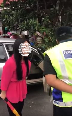 “Jangan Sampai Suami Saya Cari You Okey..”, Lihat Apa Yang Suami Wanita ‘Steering Lock’ Lakukan Selepas Melihat Aksi Isterinya!