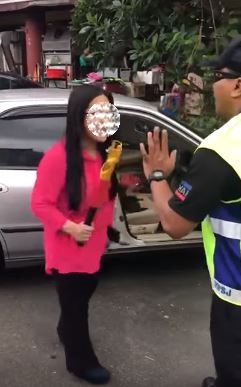 “Jangan Sampai Suami Saya Cari You Okey..”, Lihat Apa Yang Suami Wanita ‘Steering Lock’ Lakukan Selepas Melihat Aksi Isterinya!