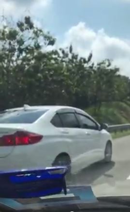 (Video) “Kau Yang Bodoh Berhenti Sama, Pastu Tekan Hon Lama-Lama”, Mengadu Kereta Dihimpit & Diganggu, Wanita Diselar Netizen Seolah-Olah Raih Publisiti Murahan!