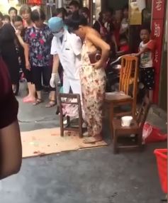 (Video) Bersalin Tepi Jalan Ketika Pulang Dari Kedai Runcit, Tindakan Lanjut Daripada Wanita Ini Buat Netizen Terkejut!