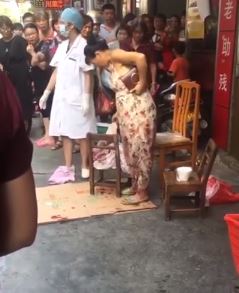 (Video) Bersalin Tepi Jalan Ketika Pulang Dari Kedai Runcit, Tindakan Lanjut Daripada Wanita Ini Buat Netizen Terkejut!