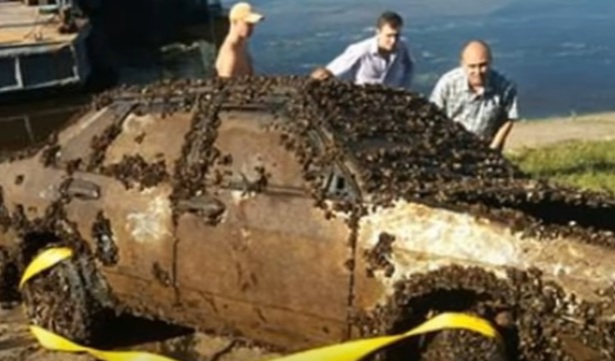 Sebuah Kereta Di Temui Di Laut dan Di Bawa Ke Darat,Polis Terus Berteriak OMG Bila Tengok Apa Yang Ada Dalam Kereta Itu