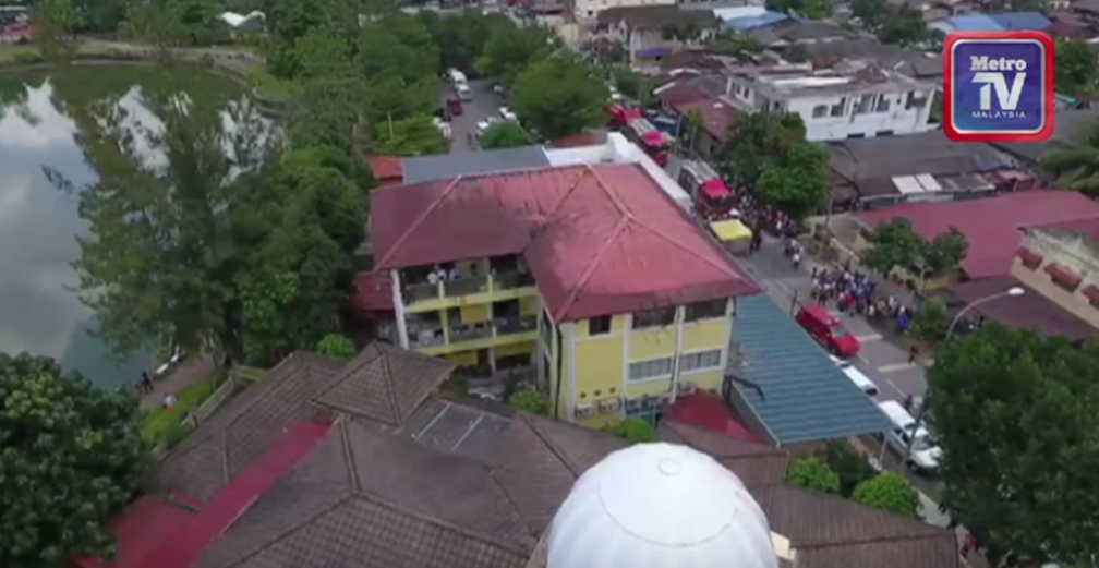 (VIDEO)”Saya Nampak Budak Tu Lompat Dan Jatuh Terus Ke Tanah,”Cerita Jiran Semasa Detik Cemas Pusat Tahfiz Terbakar..