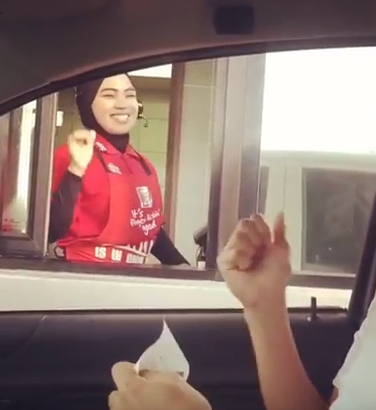 Lelaki Ini Mendapat Pujian dan Perhatian Ramai Gadis Kerana Punya Cara Yang Unik Order Menu di KFC