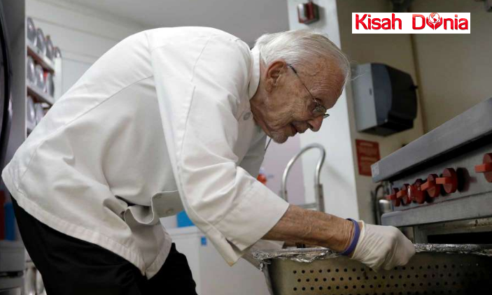 Pak Cik Ini Buat Baik,Kasi Makan Dekat Gelandangan,Apa Yang Jadi Lepas Itu Buat Ramai Orang Terkedu