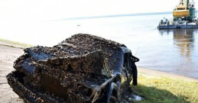 Sebuah Kereta Di Temui Di Laut dan Di Bawa Ke Darat,Polis Terus Berteriak OMG Bila Tengok Apa Yang Ada Dalam Kereta Itu