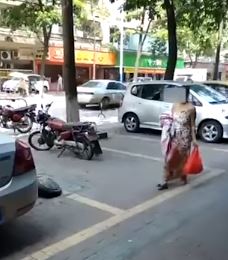 (Video) Bersalin Tepi Jalan Ketika Pulang Dari Kedai Runcit, Tindakan Lanjut Daripada Wanita Ini Buat Netizen Terkejut!