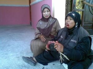 Mak Cik Ini Dikenali Sebagai Pemakan Ayam Mentah Hidup-hidup,Sehari Boleh Makan 5 hingga 7 Ekor,Ini Pekerjaan Beliau