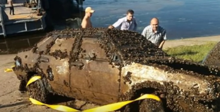 Sebuah Kereta Di Temui Di Laut dan Di Bawa Ke Darat,Polis Terus Berteriak OMG Bila Tengok Apa Yang Ada Dalam Kereta Itu