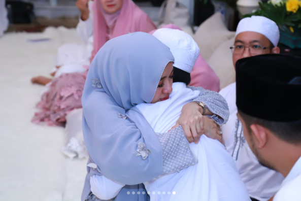 Bakal Nikah Tak Lama Lagi, Ini Gambar Sekitar Majlis Mengaji Laudya Cynthia Bella.. Cantiknya!