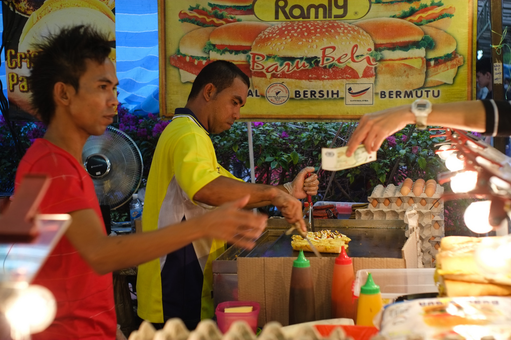 Burger Special Malaysia Rupa-rupanya Laku Keras Dekat Amerika,Dijual RM50 Sebiji,Wow!!!!