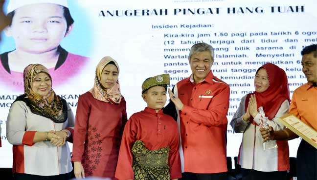 Tahniah Adik! Anak Macam Inilah Yang Kita Mahu,Dapat Anugerah Hang Tuah Sebab Selamatkan Kawan Masa Tahfiz Terbakar