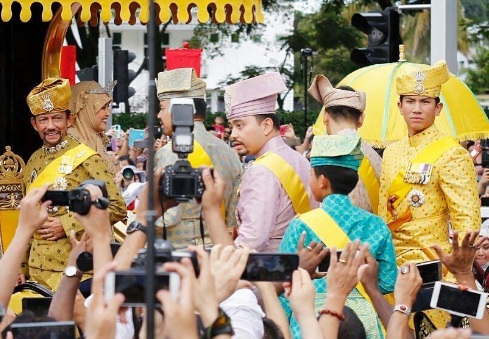 Sambutan Jubli Emas Keluarga Diraja Brunei, Putera Mateen Yang Kacak Tarik Perhatian Ramai Pihak dan Media