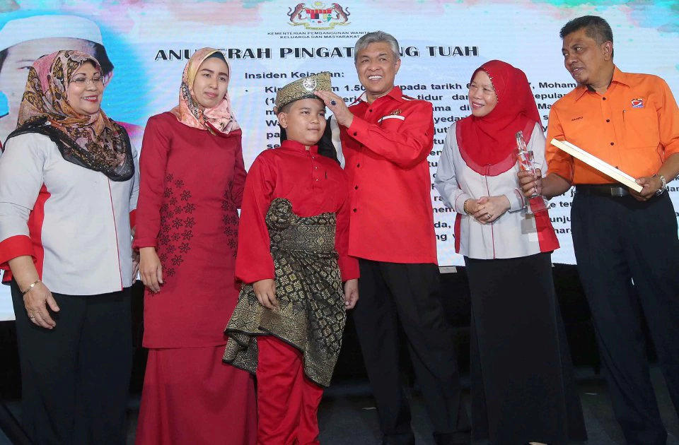 Tahniah Adik! Anak Macam Inilah Yang Kita Mahu,Dapat Anugerah Hang Tuah Sebab Selamatkan Kawan Masa Tahfiz Terbakar