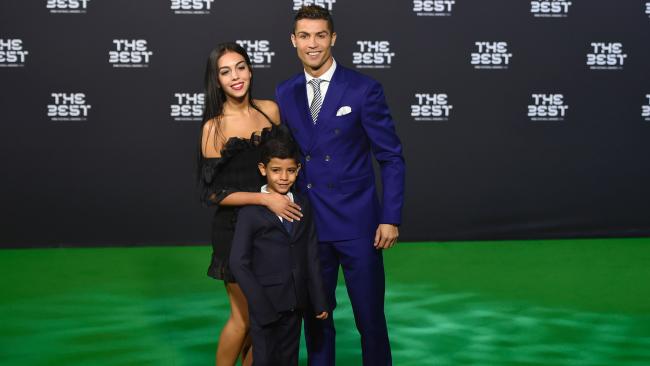 Inilah Dia Cincin Berlian Super Mahal Yang Dihadiahkan Cristiano Ronaldo Buat Kekasih,Harganya Buat Netizen Melopong