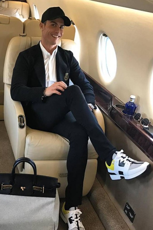 Ini Dia Koleksi Gambar Private Jet Cristiano Ronaldo Yang Merecik Habis!!!