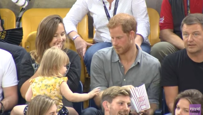 Rakaman Video Budak Perempuan Yang Mencuri Popcorn Putera Harry Ini Viral, Ramai Kata Video Ini Nampak Lucu