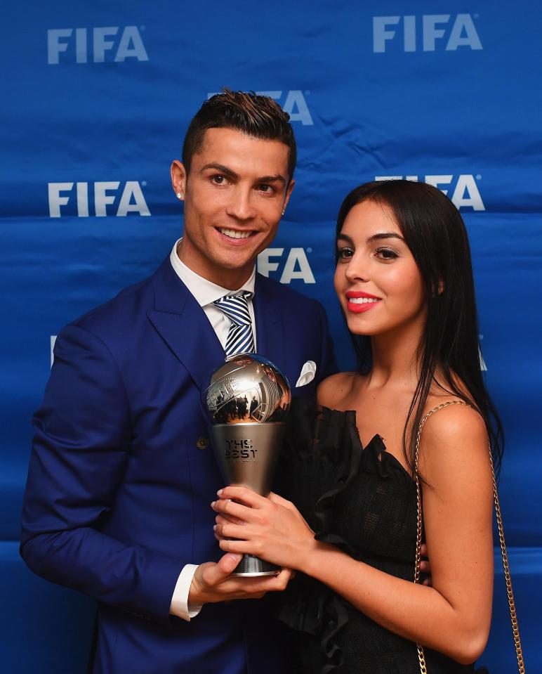 Inilah Dia Cincin Berlian Super Mahal Yang Dihadiahkan Cristiano Ronaldo Buat Kekasih,Harganya Buat Netizen Melopong