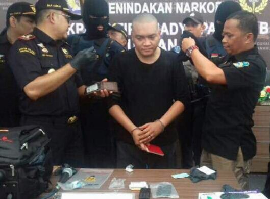 Benjy Bakal Denda RM250,000, Meringkuk 14 Tahun Di Penjara Indonesia Lepas Sembunyi Dadah Dalam Dubur!