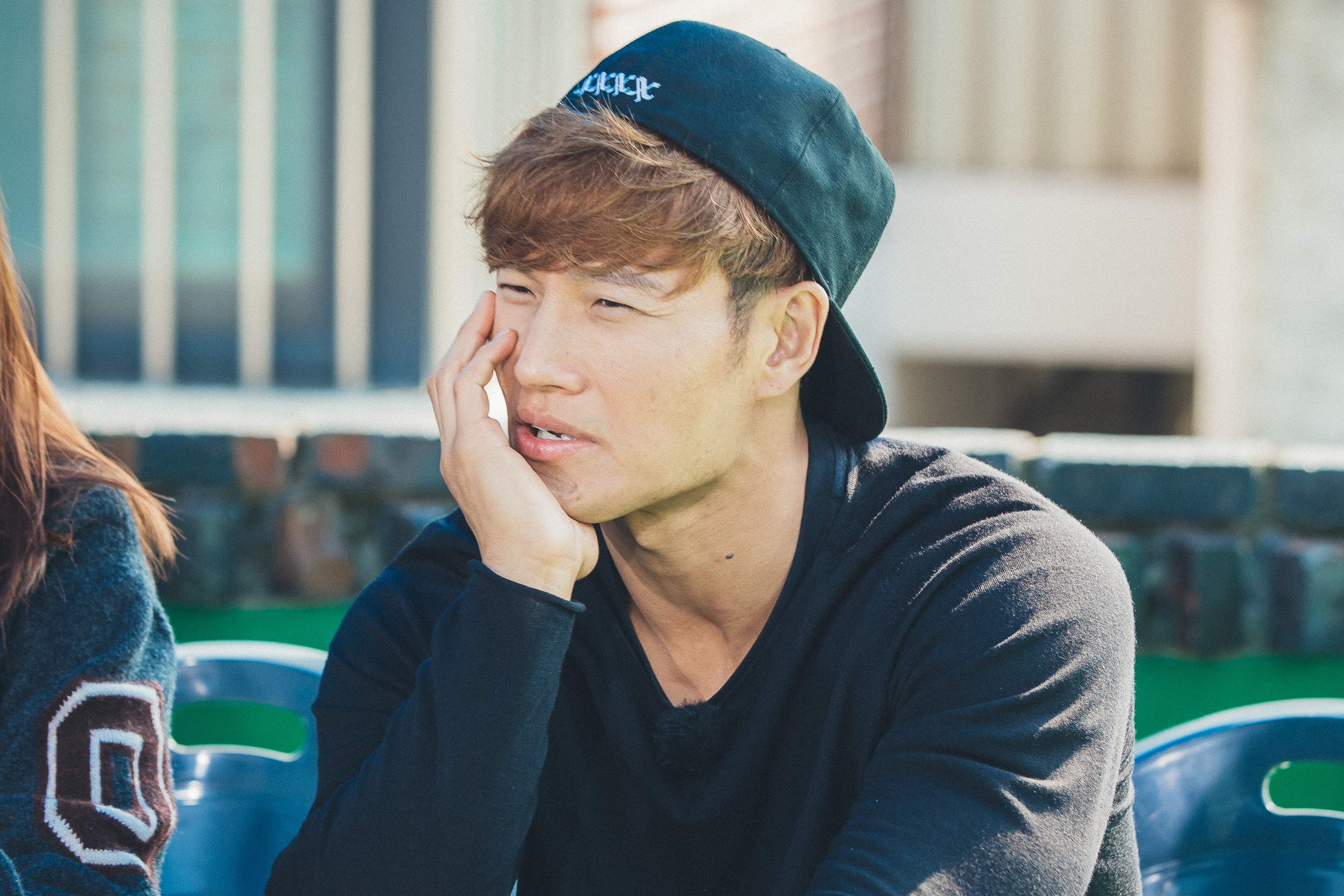 Paparazzi Ikut Ke Mana Sahaja Kim Jong Kook Pergi Untuk Intip Siapa Buah Hatinya, Ini Hasilnya