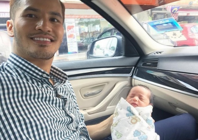 Wanita Hina Wajah Baby Aliff Syukri,Kena Kecam Berjemaah Dengan Netizen