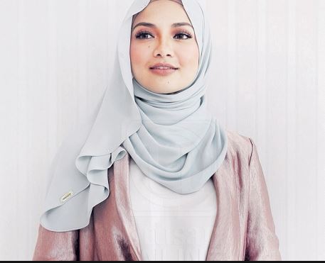 Ehh Dah Kenapa Neelofa Bagi Kek Red Velvet Dan Nota Manis Kepada Suami Orang?!