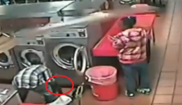 Ayah Bergurau Dengan Anak Letak Dalam Mesin Basuh Di Kedai Dobi Vira,Inilah Yang Jadi Pada Sang Anak