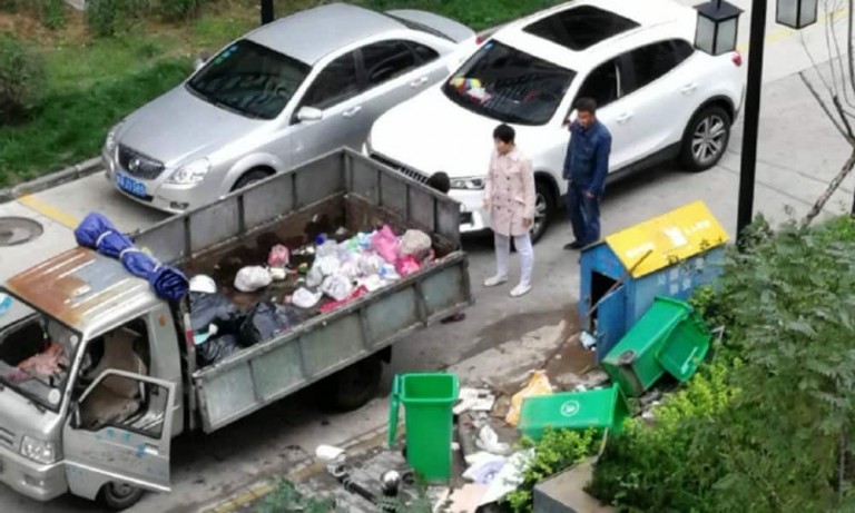 “Tak Guna Punya Pensyarah Universiti!!!”-Netizen Bengang  Pensyarah Sombong Belasah Tukang Sapu Sedang Buat Kerja