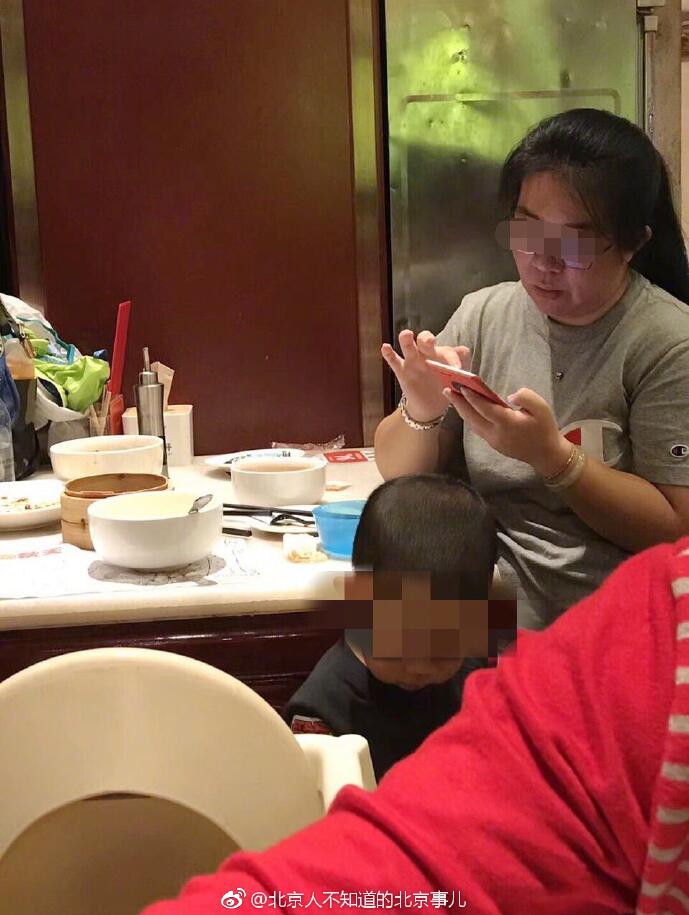 Pemalas Lagi Pengotor, Ibu Sanggup Suruh Anak Kencing Dalam Mangkuk Makanan Ketika Berada Dalam Restoran