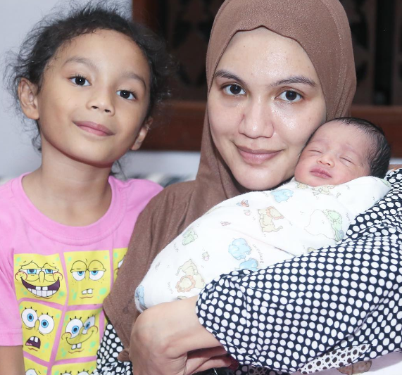 Wanita Hina Wajah Baby Aliff Syukri,Kena Kecam Berjemaah Dengan Netizen