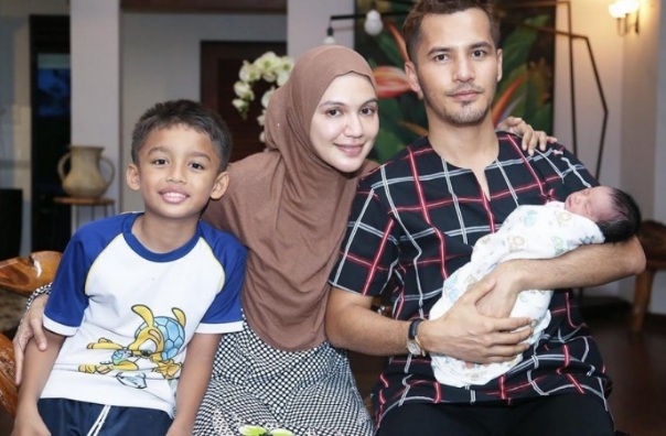 Wanita Hina Wajah Baby Aliff Syukri,Kena Kecam Berjemaah Dengan Netizen