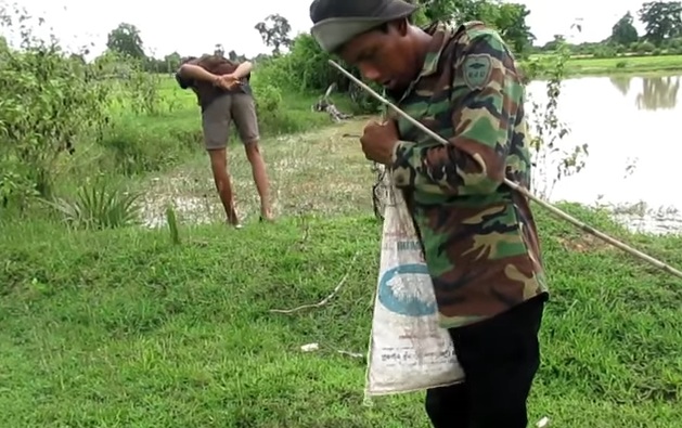 Lelaki Ini Guna Umpan Lain Dari Yang Lain Untuk Pancing Ikan Besar-besar,Apakah Pancingan Itu??