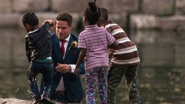 Pasangan Ini Sedang Asyik Mengambil Foto Kahwin Mereka, Apa Yang Berlaku Selepas Itu Memang Tidak Dijangka Langsung!!