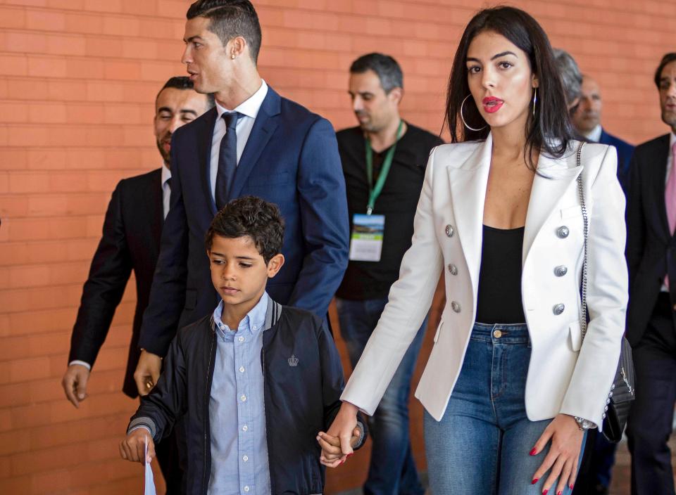 Inilah Dia Cincin Berlian Super Mahal Yang Dihadiahkan Cristiano Ronaldo Buat Kekasih,Harganya Buat Netizen Melopong