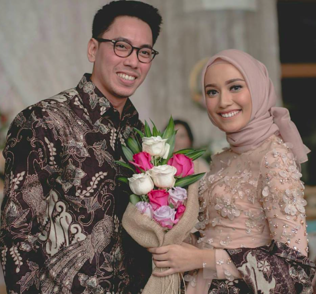 [FOTO] Baju Batik Couple Curi Tumpuan Netizen. Menariknya!