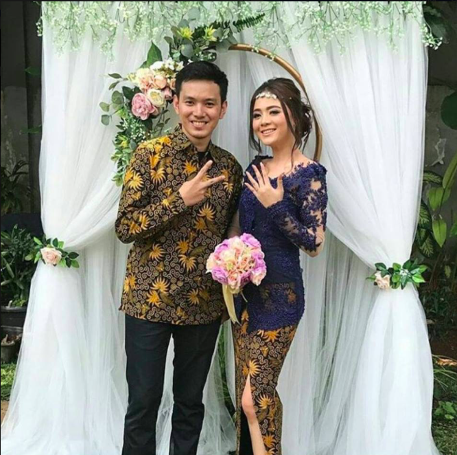 [FOTO] Baju Batik Couple Curi Tumpuan Netizen. Menariknya!