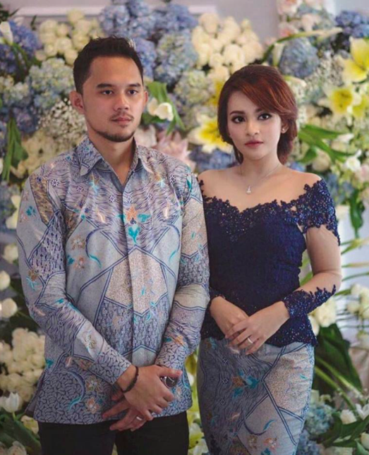 [FOTO] Baju Batik Couple Curi Tumpuan Netizen. Menariknya!