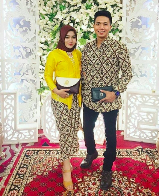 [FOTO] Baju Batik Couple Curi Tumpuan Netizen. Menariknya!