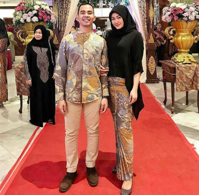 [FOTO] Baju Batik Couple Curi Tumpuan Netizen. Menariknya!