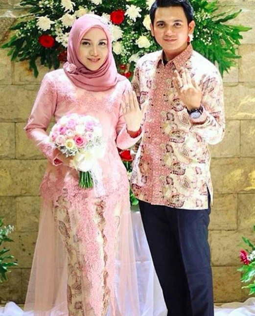 [FOTO] Baju Batik Couple Curi Tumpuan Netizen. Menariknya!