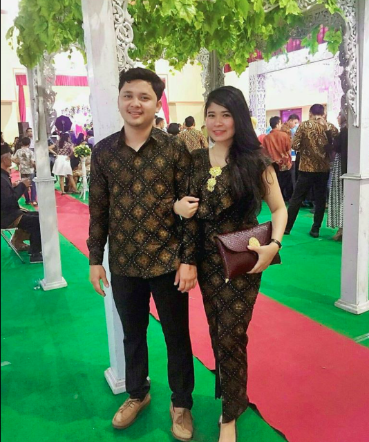 [FOTO] Baju Batik Couple Curi Tumpuan Netizen. Menariknya!