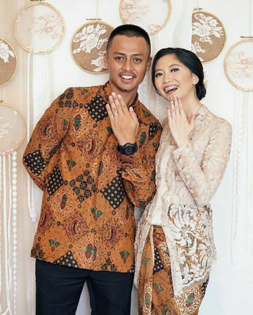 [FOTO] Baju Batik Couple Curi Tumpuan Netizen. Menariknya!