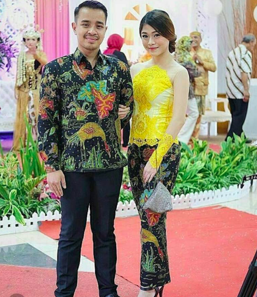 [FOTO] Baju Batik Couple Curi Tumpuan Netizen. Menariknya!