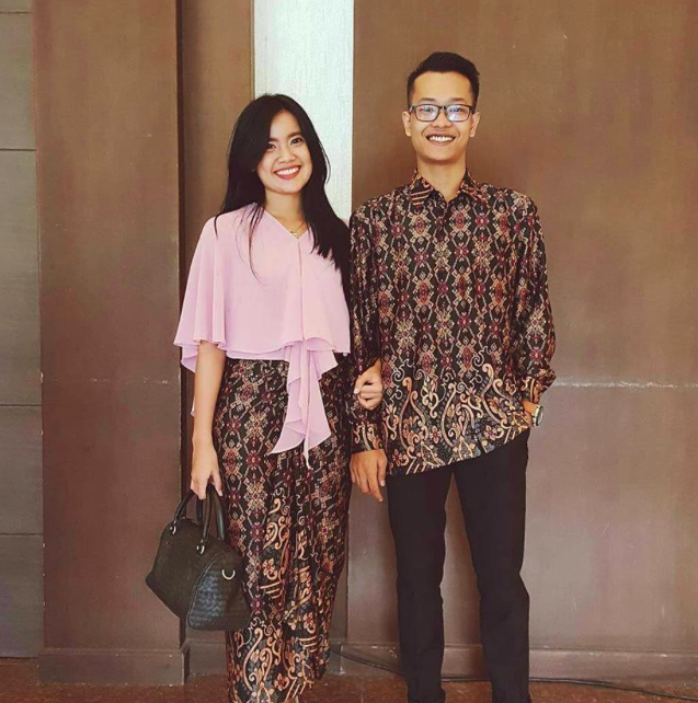 [FOTO] Baju Batik Couple Curi Tumpuan Netizen. Menariknya!